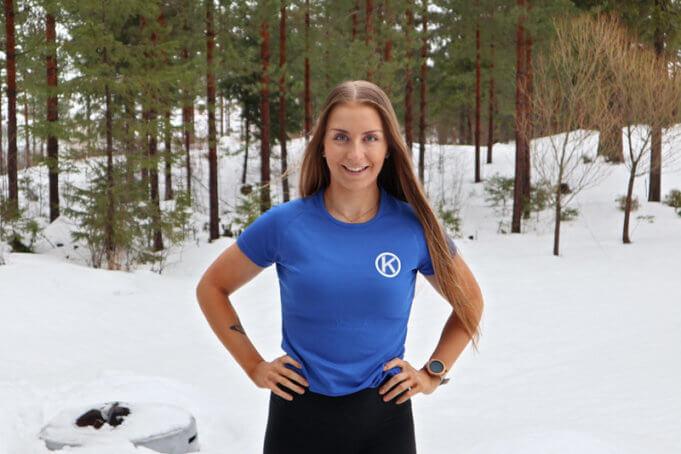 Personal Traineriksi ja liikunnanohjaajaksi opiskeleva Mona Tuomainen rakastaa liikuntaa ja muiden inspiroimista liikkumaan. Kuva: Ida Kupiainen
