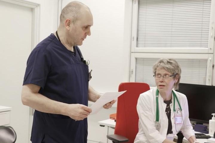 Sairaanhoitaja Timo Niemi teki toissa perjantaina hoidon tarpeen arviot ja ohjasi potilaat tarvittaessa lääkäri Pirjo Pirttiniemen vastaanotolle.