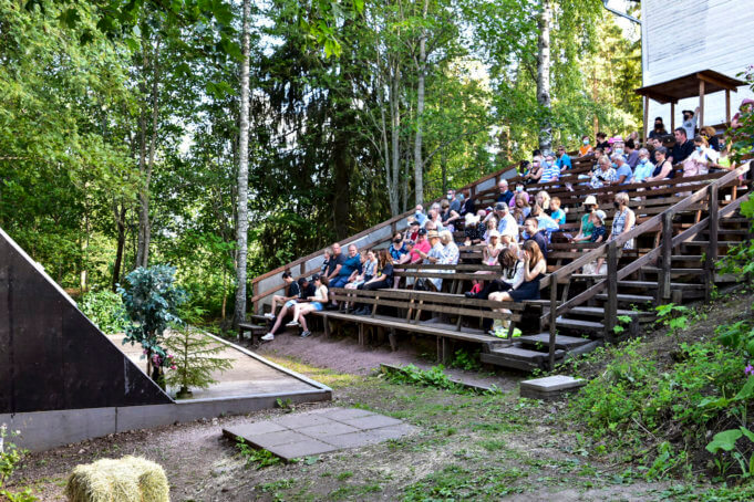 Kangasalan Pikkuteatterin ohjelmisto takaa, että yleisöksi etsiytyy myös nuorta väkeä. Kuva: Matti Frick