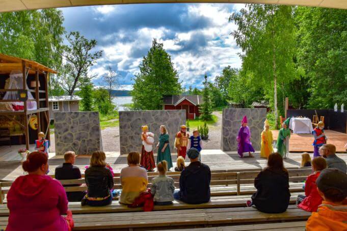 Kangasalan pikkuteatterilaiset esittivät Prinsessa Ruusunen -näytelmää kesäteatterissa vuonna 2019. Kuva: Matti Frick