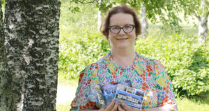 Postcrossing-harrastaja Sanna Niemi on säilyttänyt kaikki 17 vuoden aikana vastaanottamansa postikortit. Niitä on kertynyt jo noin 3 600 kappaletta. Haastattelutapaamiseen hän toi niistä muutaman.