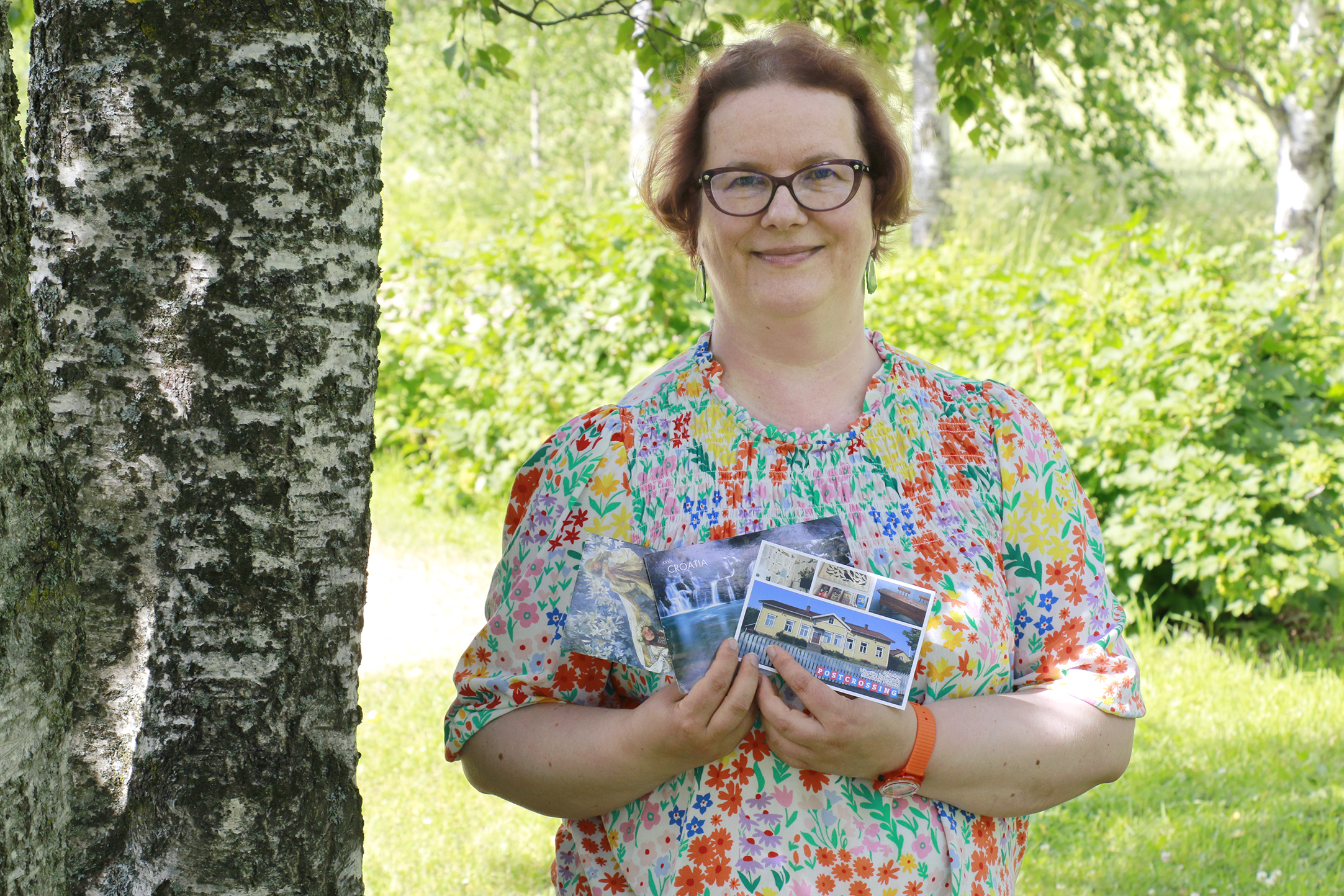 Postcrossing-harrastaja Sanna Niemi on säilyttänyt kaikki 17 vuoden aikana vastaanottamansa postikortit. Niitä on kertynyt jo noin 3 600 kappaletta. Haastattelutapaamiseen hän toi niistä muutaman.