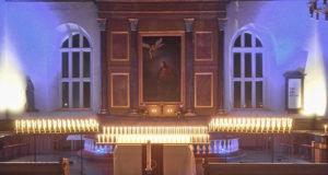Kynttilät syttyivät myös vuonna 2017 pyhäinpäivänä Kangasalan kirkossa. Kynttilä sytytettiin vuoden aikana kuolleille seurakuntalaisille. Kuva: Mirja-Leena Hirvonen