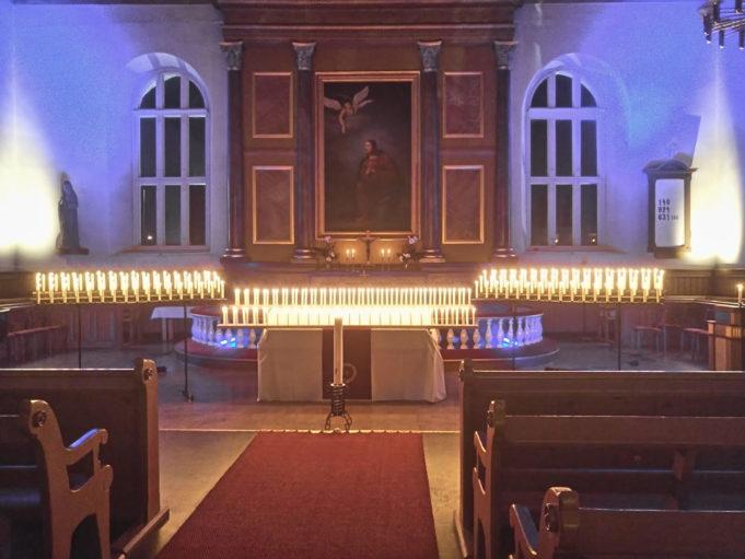 Kynttilät syttyivät myös vuonna 2017 pyhäinpäivänä Kangasalan kirkossa. Kynttilä sytytettiin vuoden aikana kuolleille seurakuntalaisille. Kuva: Mirja-Leena Hirvonen
