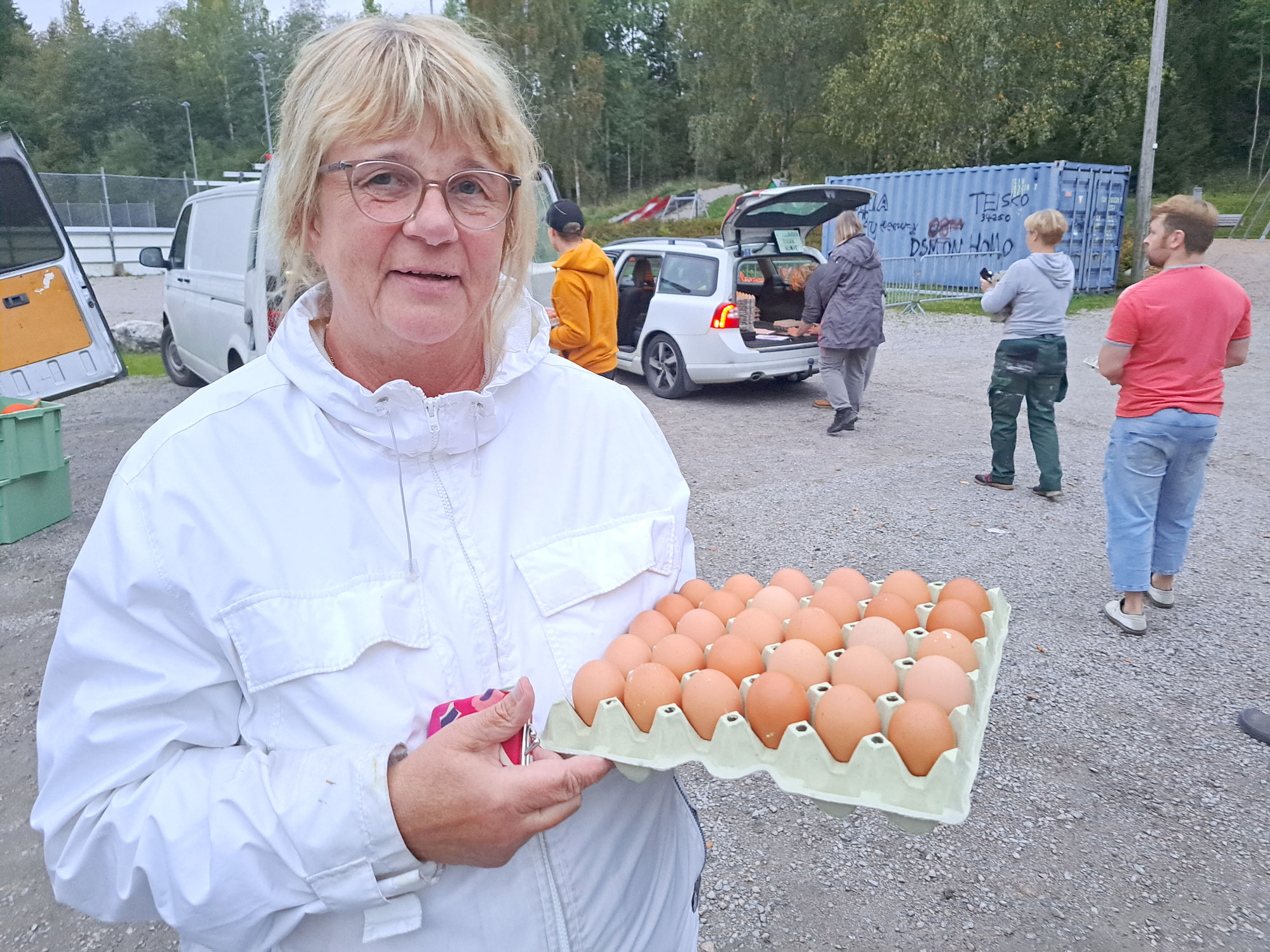 Liisa Haapaniemi on tykästynyt Aittolahden tilalla tuotettuihin vapaan kanan muniin.