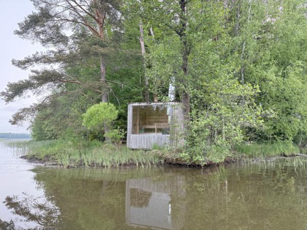 Santasaaren pohjoispuolella sijaitsevaan kärkeen ilmestyi kevättalvella sauna, joka...