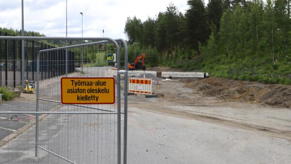 Siirtokoulu tulee Pitkäjärven koulun parkkipaikalle. Rakennus on alun...