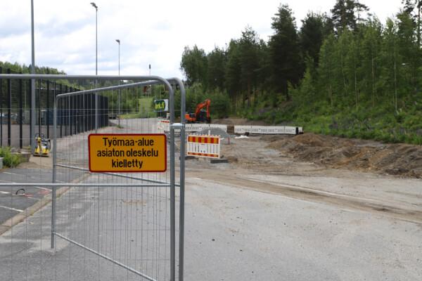 Siirtokoulu tulee Pitkäjärven koulun parkkipaikalle. Rakennus on alun...