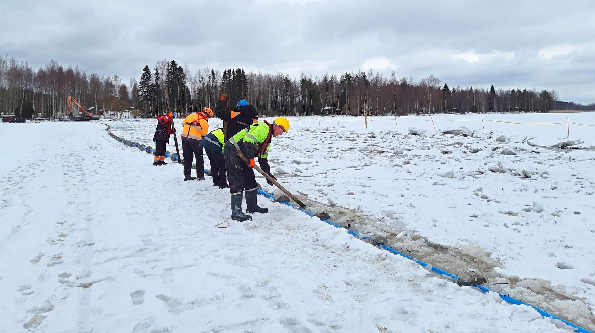 Uusi vesijohtoputki laskettiin Siuronsalmen pohjaan kaivurin rikkomasta uomasta. Kuva: Arto Hietanen