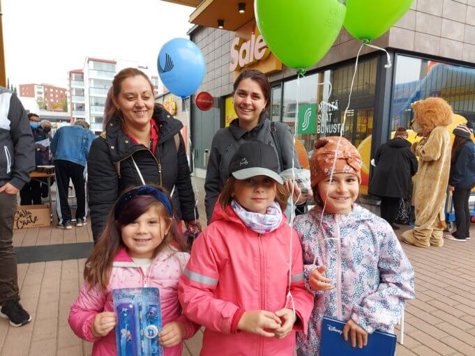 Isabella, 5, sekä 8-vuotiaat Melani ja Valeria saivat valita mieluisat palkinnot onnistuneen ankkaonginnan päätteeksi. Mukana menossa olivat äidit Mariella Mustafova ja Veronika Veleva.