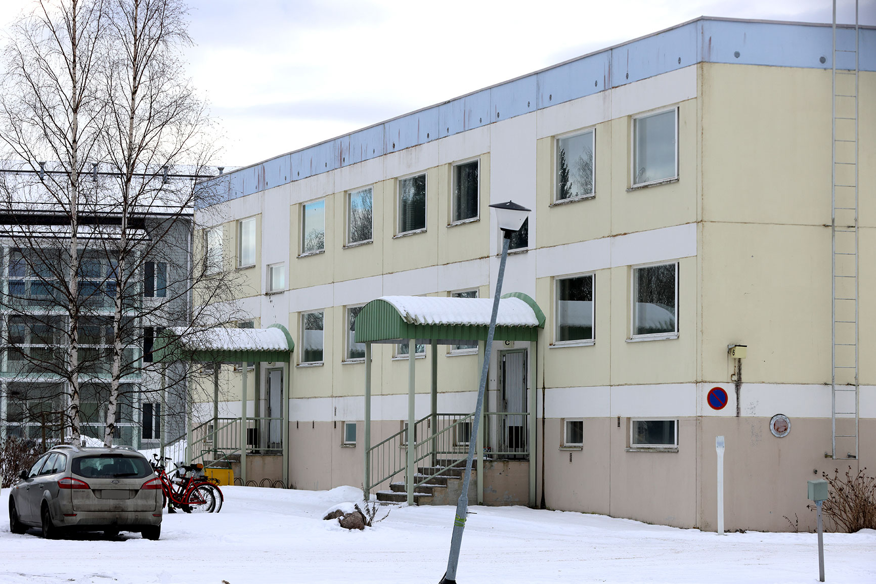 Kiinteistöosakeyhtiö Taloherttua purkaa yhden Kurvis-Höllin tiellä sijaitsevista vuokrakerrostaloistaan. Näillä näkymin purkaminen toteutuu alkusyksystä. Kuva: Jouni Valkeeniemi