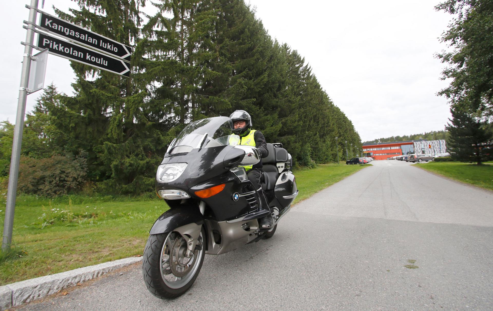 Haastattelupäivänä Teuvo Ropo suuntasi ystävänsä kanssa moottoripyöräreissulle jonnekin päin Suomea. Pitkät ajomatkat taittuvat mukavasti 1200-kuutioisen BMW:n satulassa.