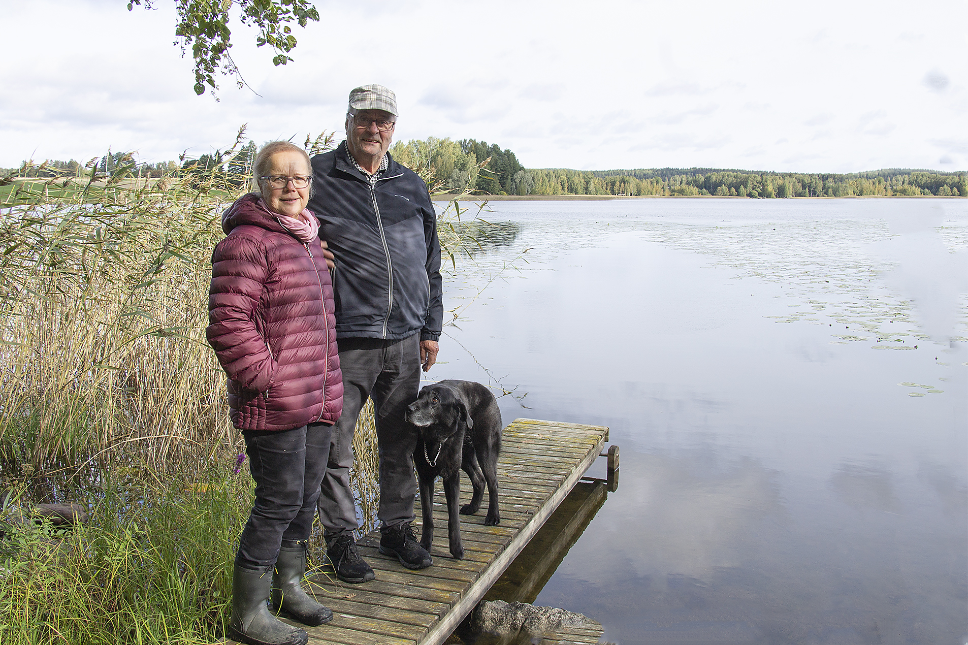 Ulla Pettinen ja Heikki Tiiva muistavat yhä kirkkaasti kahdeksan kuukauden takaiset tapahtumat Heposelän rannassa. Pilkkijän putoamispaikka on vain reilun 50 metrin päässä parin kotirannasta.