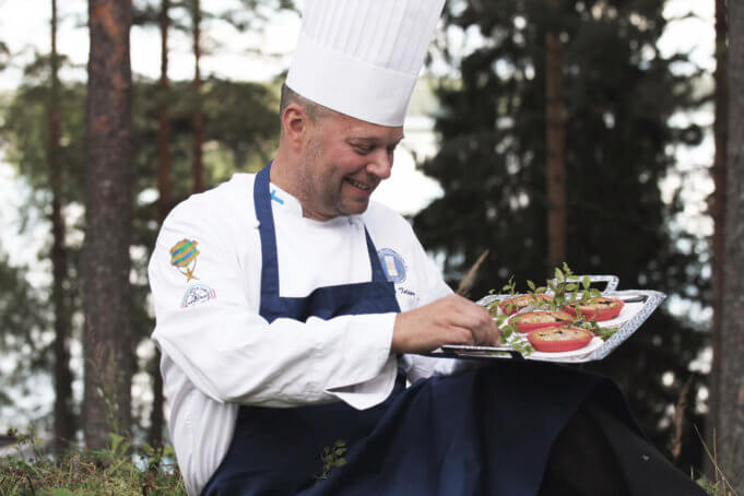 Keittiömestari Pekka Tolppa hyödyntää keittiössään luonnon ja kotipuutarhan antimia. Kuva: Heini Tolppa