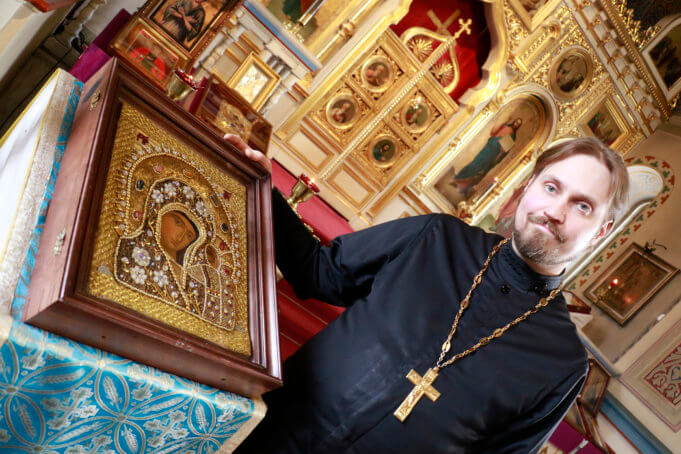 Tampereen ortodoksiseen seurakuntaan kuuluu sekä ukrainalais- että venäläistaustaisia ihmisiä. Tuomas Kallosen mukaan seurakunnassa heillä on mahdollisuus nähdä toisensa lähimmäisinä sodasta huolimatta. Jumalansynnyttäjän ikonin alla olevassa kirkkotekstiilissä toistuvat Ukrainan värit.
