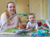 Jasmin ja Alisa Hietikko-Kaukola nauttivat kiireettömästä yhdessäolosta. Vaunulenkkien lisäksi heidän viikko-ohjelmaansa sisältyy muun muassa MLL:n perhekahvila maanantaisin monitoimitalossa. Viikon ehdoton kohokohta on lauantainen vauvauinti Kuohussa.