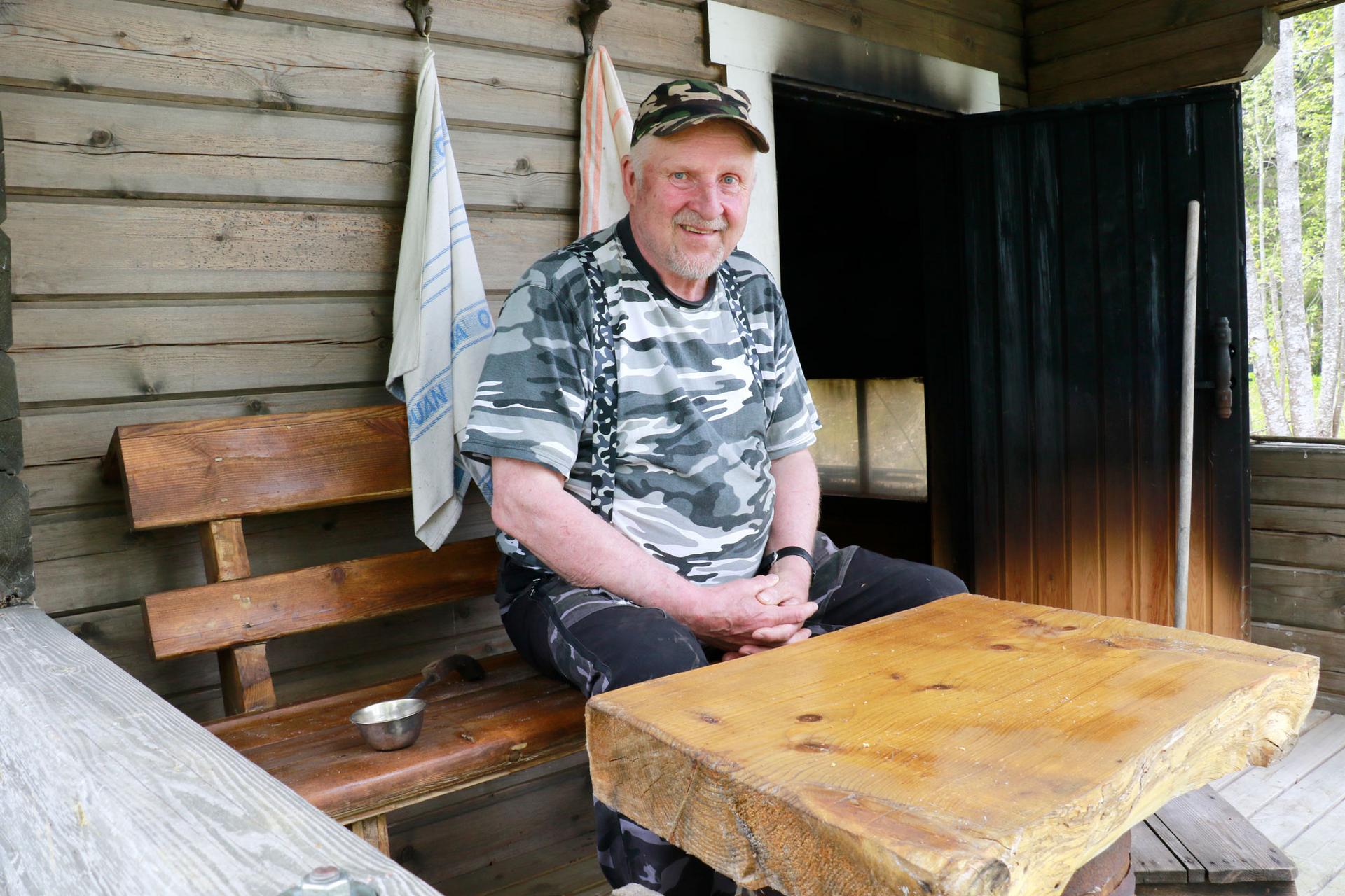 Jukka Vainion savusauna valmistui muutama vuosi sitten. Koska sen lämmittämisessä vierähtää monta tuntia, tiluksilla sijaitseva tavallinen sauna on useammin käytössä.