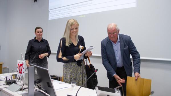 Valtuuston vanhimpana kokouksen avannut Raimo Kouhia luovutti puheenjohtajan...