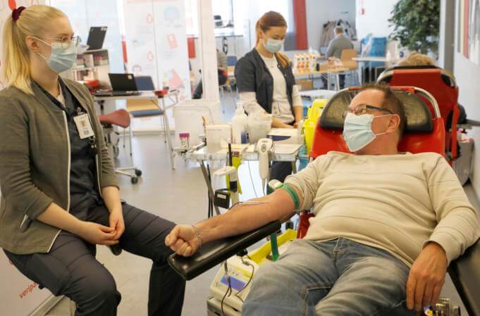 Jukka Kannusmäki ottaa verenluovutuksen rennosti. Sairaanhoitaja Noora Virtanen kertoo, että veripalvelun työntekijöillä on taito rentouttaa luovutusta jännittävät ihmiset.