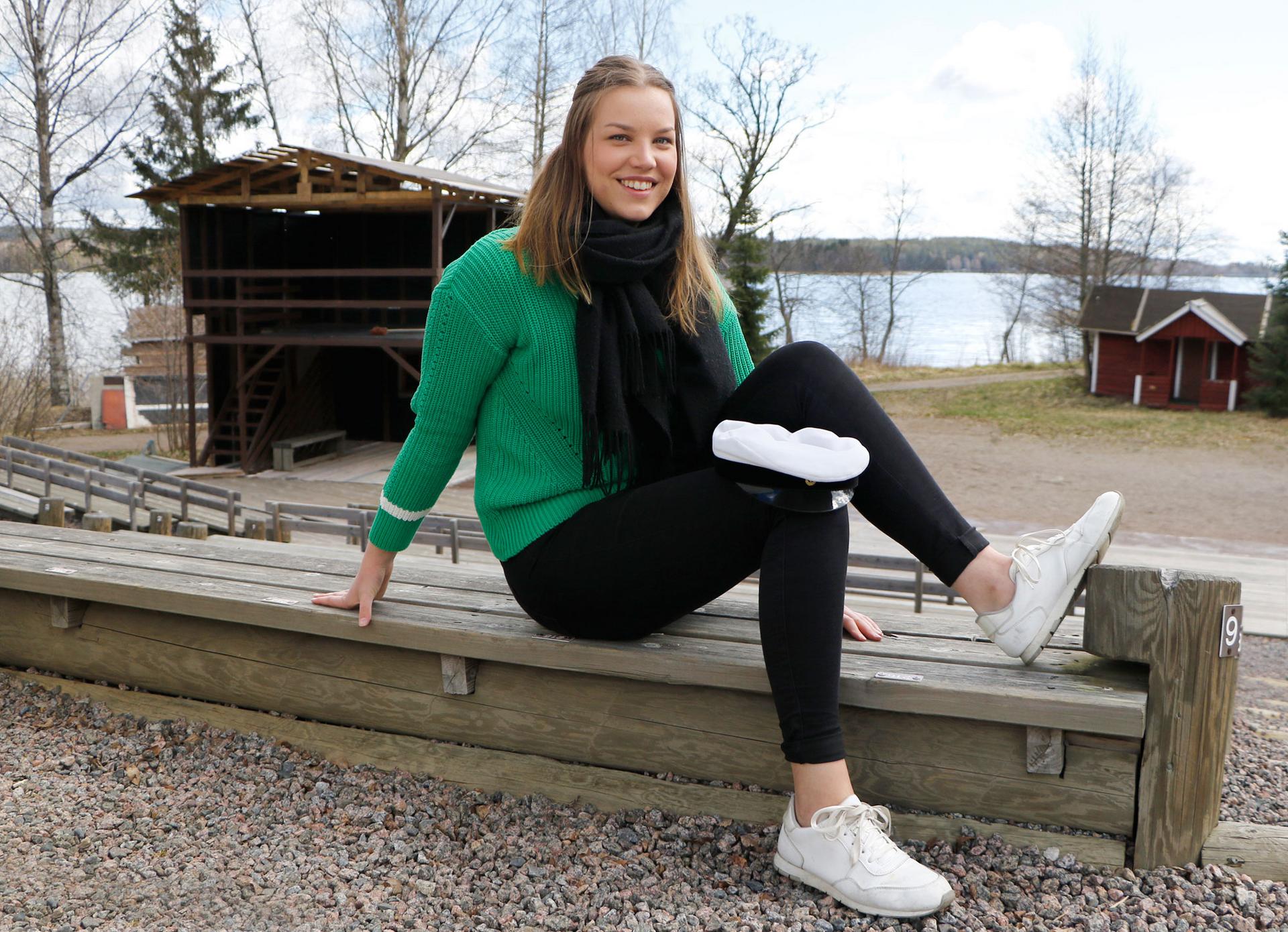 Anni Hakala on ylioppilaskirjoitusten jälkeen nauttinut vapaudesta olla ja tehdä juuri sitä, mikä itsestä hyvältä tuntuu. Korkeakoulujen pääsykokeisiin hän suhtautuu rennosti, sillä suunnitelmissa on joka tapauksessa armeijaan lähtö heinäkuussa.